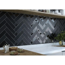Donkergrijze herringbone tegel backsplash met een gradient voor de Colonial Black mat