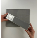 Grijze metalen plaat wordt losgetrokken om reflecterende koloniale grijze glans te onthullen