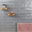 Grijze keramische subwaytegels, koloniale grijze mat met houten plank en roze handdoek