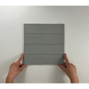 Grijze rechthoekige panelen in de handen, perfect voor Colonial Grey mat 7,5x30