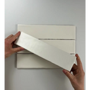 Wit papier dat wordt gevouwen langs gemarkeerde lijnen met Colonial Ivory mat