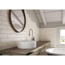 Ronde witte wasbak op houten aanrecht met Colonial Ivory mat 7,5x30