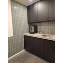 Moderne keuken met Colonial Jade glans, donkere kasten en RVS spoelbak