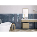 Moderne vrijstaande witte badkuip met organische vorm in Colonial Marine Glans