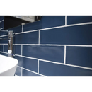 Navy blue koloniale marinemat tegels met witte voegen in een subway patroon