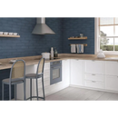 Moderne L-vormige witte keuken met houten werkbladen en Colonial Marine mat 7,5x30