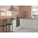 Moderne L-vormige witte keuken met koloniale roze glans wandtegels