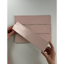 Roze rechthoekige wandtegels van Colonial Pink mat 7,5x30 worden geïnstalleerd