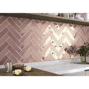 Prachtige Colonial Pink mat backsplash met chevron schaduwpatroon en dramatische verlichting