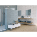 Moderne badkamer met floating houten planken en glazen douche met Colonial Sky mat