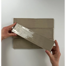 Handen trekken een stuk aluminiumfolie van de Colonial Vision glans 7,5x30 terug