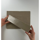 Handen vouwen een grijs stuk klei op de Colonial Vision mat 7,5x30