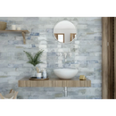 Moderne drijvende houten wastafel met witte waskom en ronde spiegel in koloniale stijl