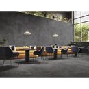 Moderne restaurant booth met zwarte stoelen en gele kussens op Concept Black mat 120x260