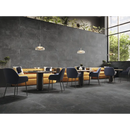 Moderne restaurant zitgedeelte met gele bankjes en zwarte stoelen op een Concept Black mat