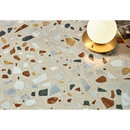 Sferische witte lamp op gouden basis boven Crisp XL Beige Terrazzo 60x60 rett