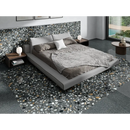 Moderne platformbed met grijze bekleding en beddengoed op Crisp XL Grafite terrazzo 60x60 rett