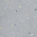 Grijze gespoten terrazzo oppervlakte met gele, witte en groene vlokken van Croccante Arandano 60x60