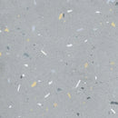 Grijze terrazzo vloer met speckels in wit, geel en donker, perfect voor Croccante Arandano 60x60
