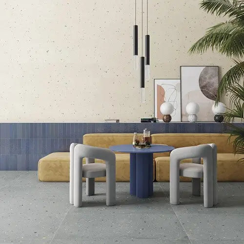 Moderne blauwe salontafel met witte stoelen en gele sofa in oude terrazzo stijl