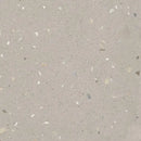 Grijze terrazzo oppervlakte met witte en donkere fragmenten van Croccante Avellana 60x60