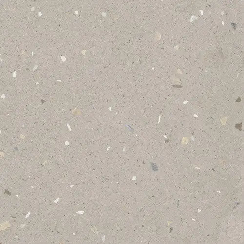 Grijze terrazzo oppervlakte met witte en donkere fragmenten van Croccante Avellana 60x60