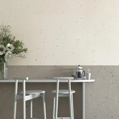 Minimalistische grijze tafel met witte stoelen en bloemen, grote 80x80 terrazzo