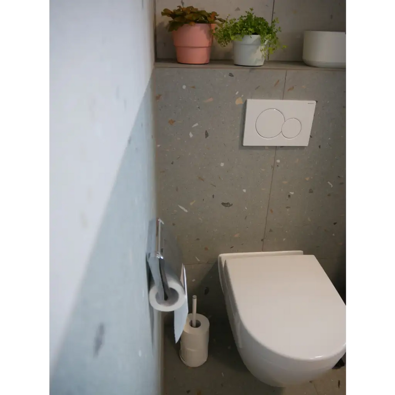 Moderne wandtoilet met Terrazzo 80x80 tegels in vrolijke kleuren