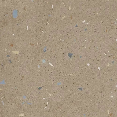 Beige terrazzo oppervlak met blauwe en witte spikkels in Croccante Nuez 60x60