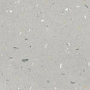 Grijs terrazzo oppervlak met kleurrijke steentjes in Croccante Sesamo 60x60