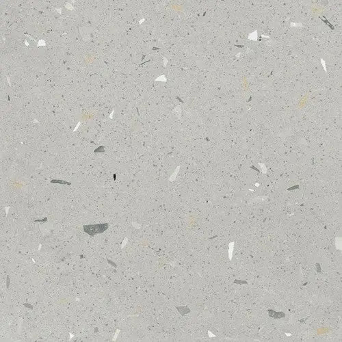 Grijs terrazzo oppervlak met kleurrijke steentjes in Croccante Sesamo 60x60