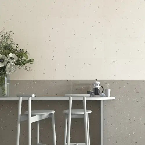 Witte bartafel met bijpassende krukken aan de muur, Croccante Sesamo 60x60 stijl