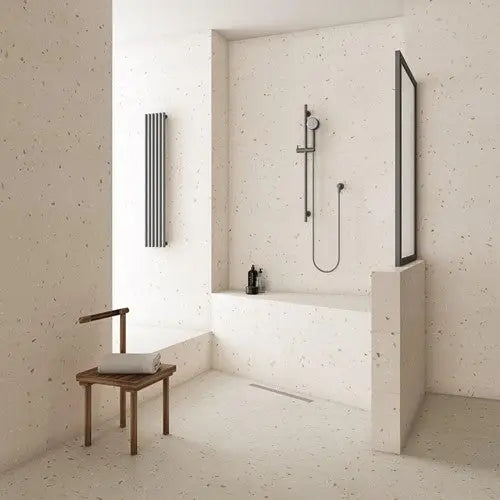 Minimalistische witte badkamer met een.walk-in douche en houten kruk op Grote 80x80 Tegels