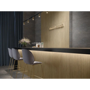 Goldkleurig verlicht bord romeos trunch aan een houten wand met dassel oak wandtegel 40x120 rett panelen