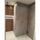 Modern grijs marmerlook wandtegel 40x120 rett met dassel walnut houtfineer accenten en inbouwverlichting in douchewand