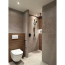 Modern witte wandtoilet met minimalistisch design tegen dassel walnut wandtegel 40x120 rett in walnootlook