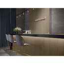 De wandtegel 40x120 rett in dassel walnut met goudkleurige verlichting en verticaal geribbeld design