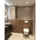 Witte wandtoilet met strak modern design tegen dassel walnut wandtegel 40x120 rett in walnoothoutlook