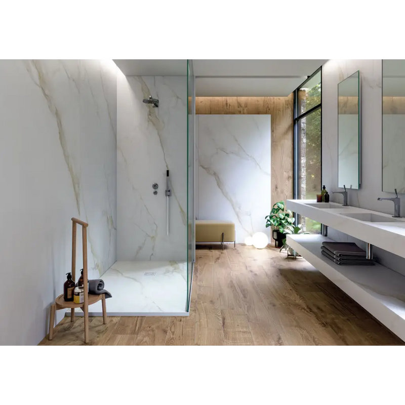 Moderne badkamer met wit marmeren muren en Diamond Gold mat 120x280 rett