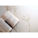 Open boek met pen op een wit marmeren oppervlak, naast een Diamond Gold mat 120x280