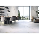 Moderne eetruimte met een Diamond Gold mat 75x75 rett en gestoffeerde stoelen