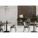 Moderne eetruimte met Diamond Gold Pulido 120x120, groene barkrukken en grijze stoelen