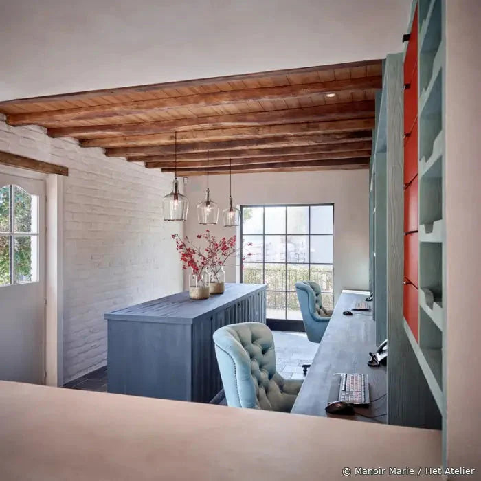 Gray built-in desk with tufted blue chairs in Dinant ambachtelijk blauw stijl