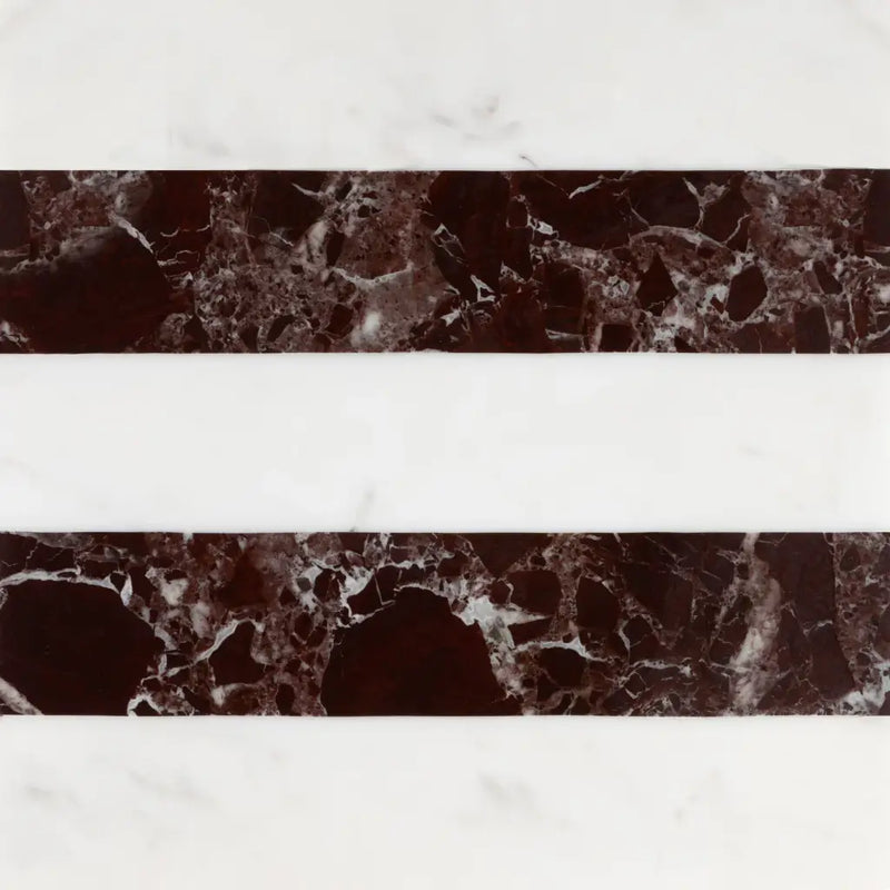 Dira 30x30 donkerbruine vloertegels met wit aders in marmer effect horizontale strook wandtegels