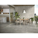 Ronde houten eettafel met moderne stoelen op een overdekt balkon in District Grey 60x120