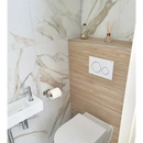 Wandtoilet met witte keramische kom en dual-flush knop op Dorian Gold Mat 60x60