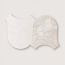 Twee baby slabbetjes dune ceppo in wit en zacht beige met marmerpatroon voor dagelijks gebruik