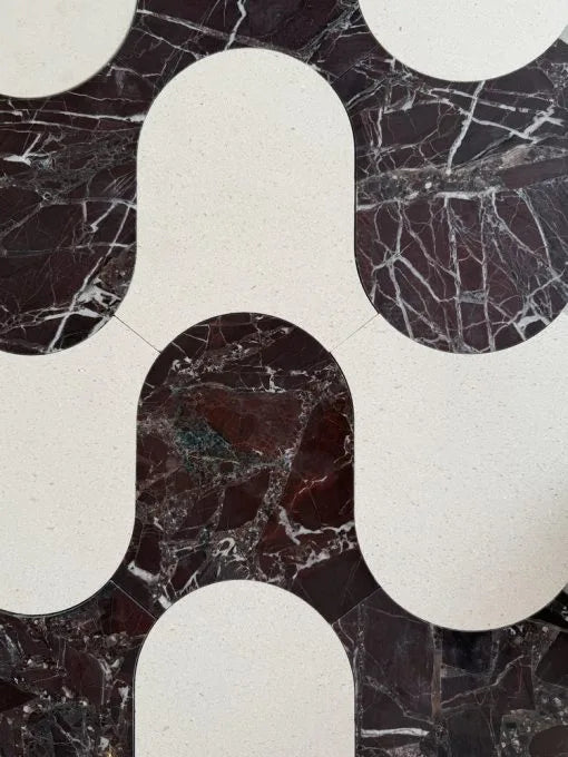 Dune rosa levanto marble vloer met witte rechthoekige patronen en donkere marmervingers