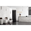 Moderne boutique receptiebureau met Essential Ducale 30x90 wit marmeren oppervlak