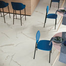 Blauwe gestoffeerde stoelen met metalen frames, Exigo Calacatta mat 30x60 achtergrond